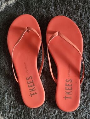 TKEES Lipgloss Flip Flop Sandals in Coral
